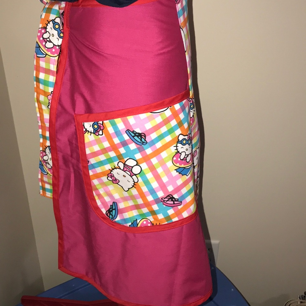 Hello Kitty Apron - Picture 2 of 3
